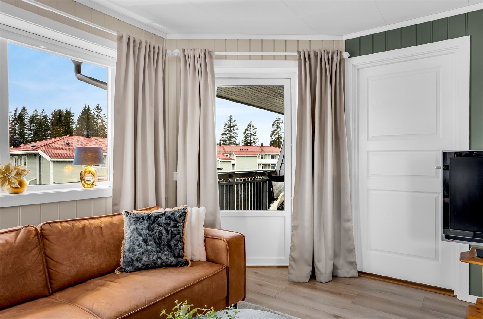 Balkongdør med glassfelt bidrar til ekstra lysinnslipp i stuen. Galleribilde