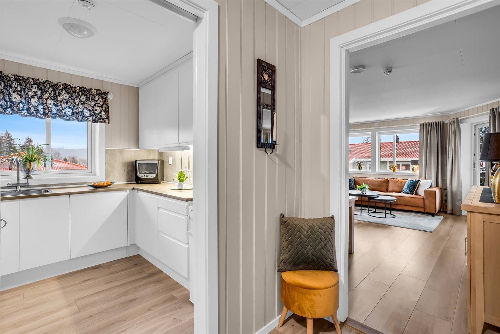 Fra gangen er det en naturlig flyt mellom kjøkken, stue og soverom. Galleribilde