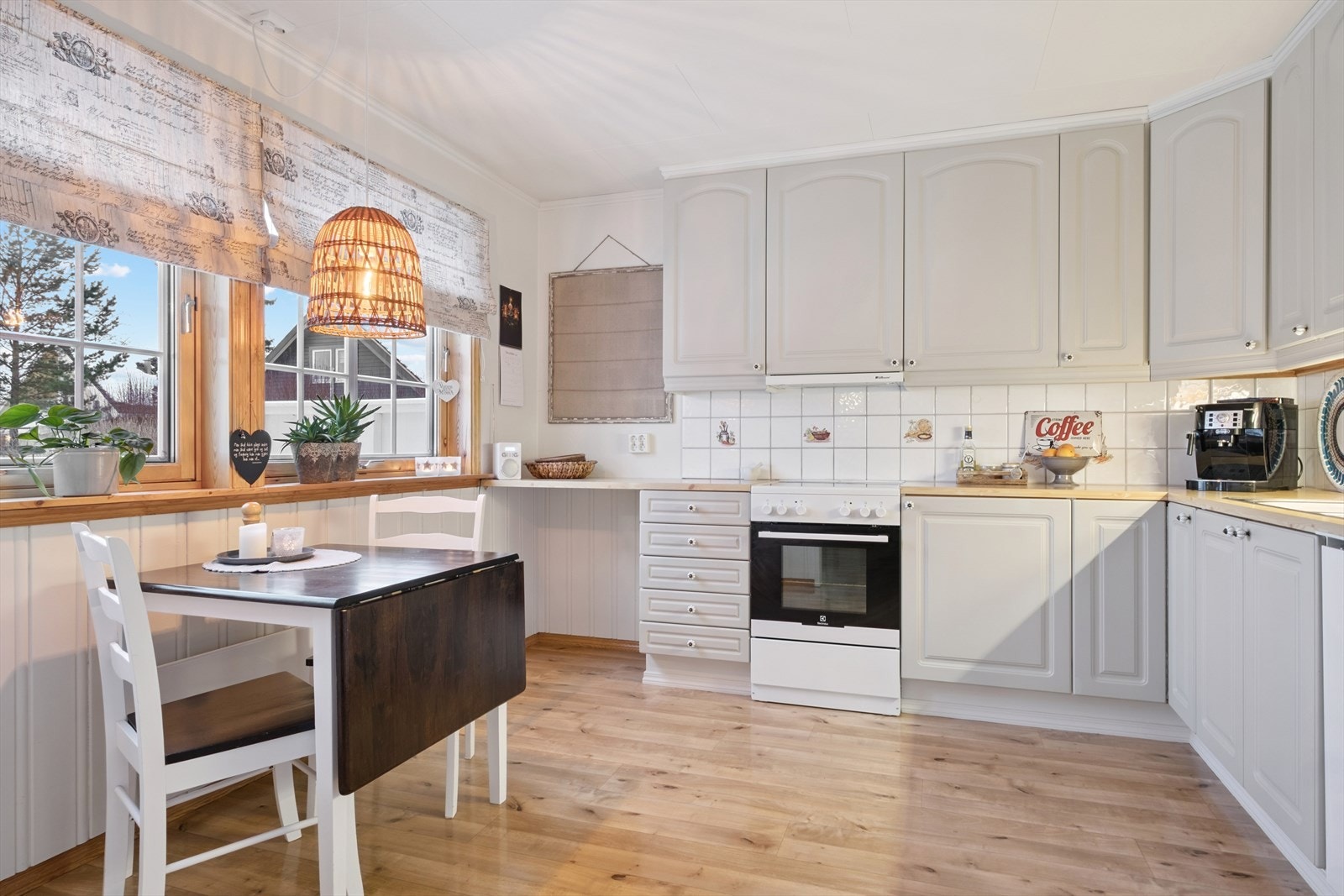 Kjøkken med med spiseplass. Galleribilde