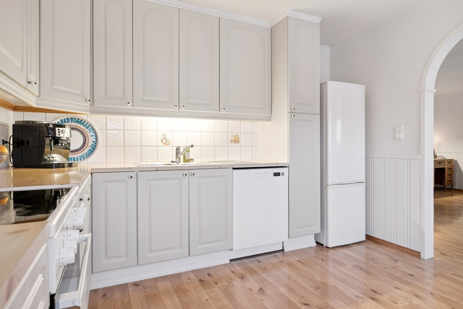 Kjøkken med takhøy innredning. Galleribilde