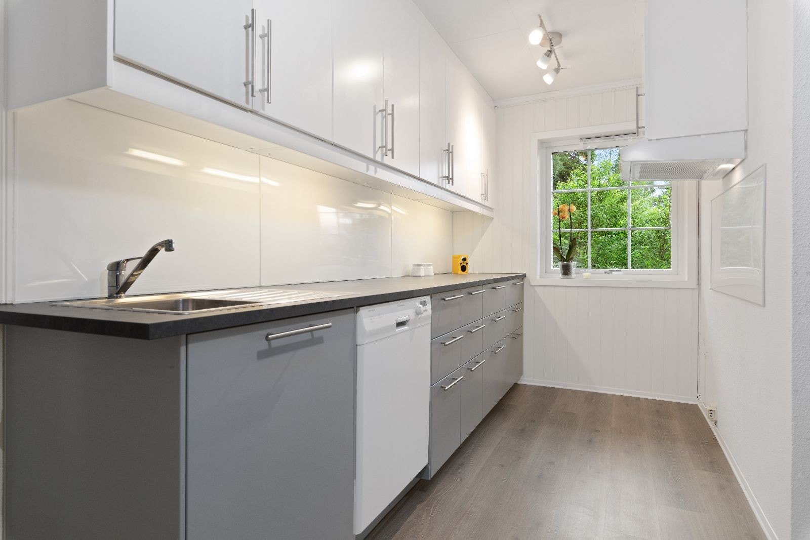 Flott kjøkken som ligger avskjermet fra stuen Galleribilde