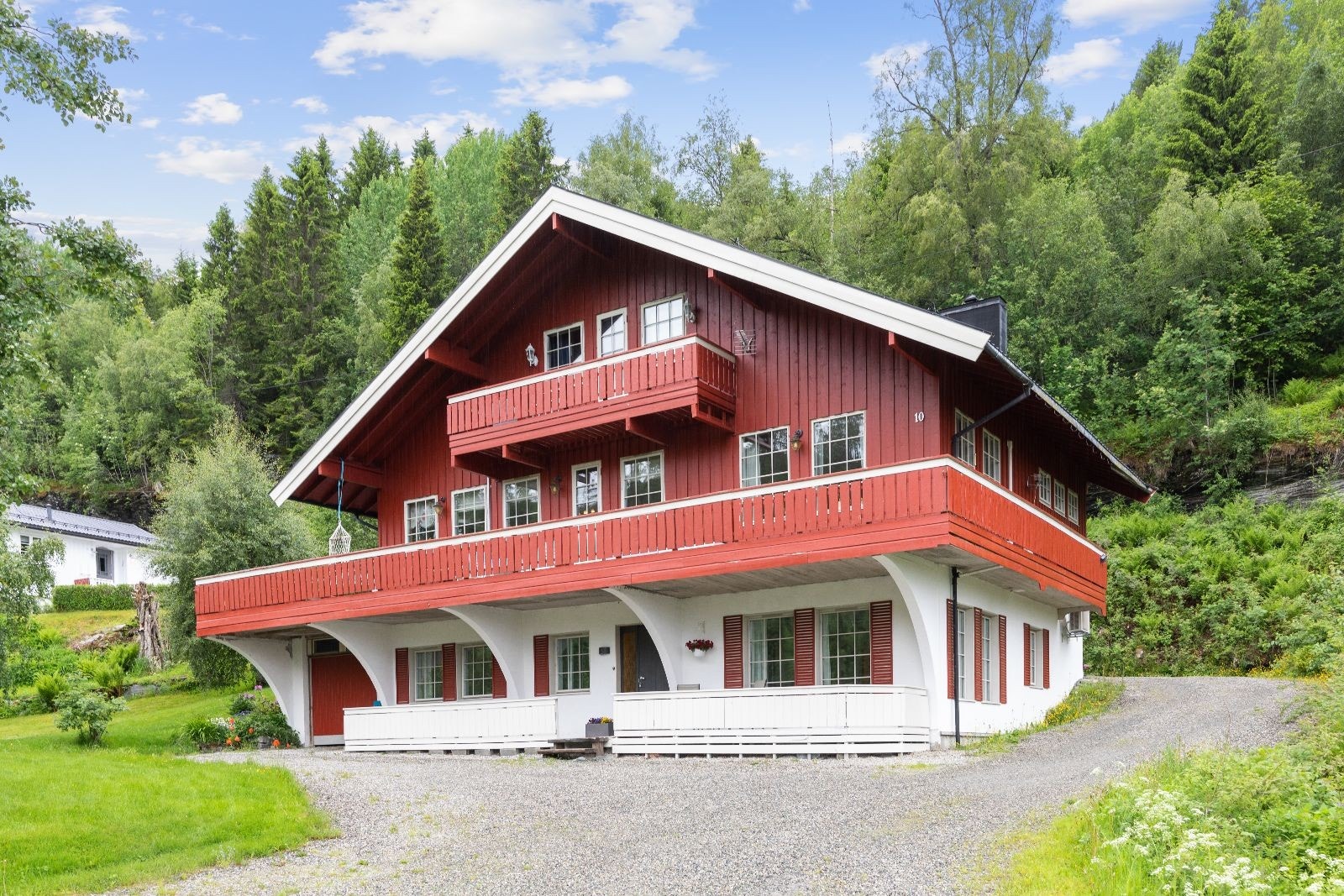 Fasade av eneboligen, leiligheten ligger i boligens første etasje. Galleribilde