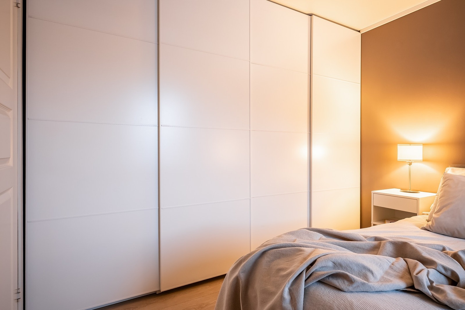 På hovedsoverommet er det etablert en praktisk skyvedørsgarderobe Galleribilde