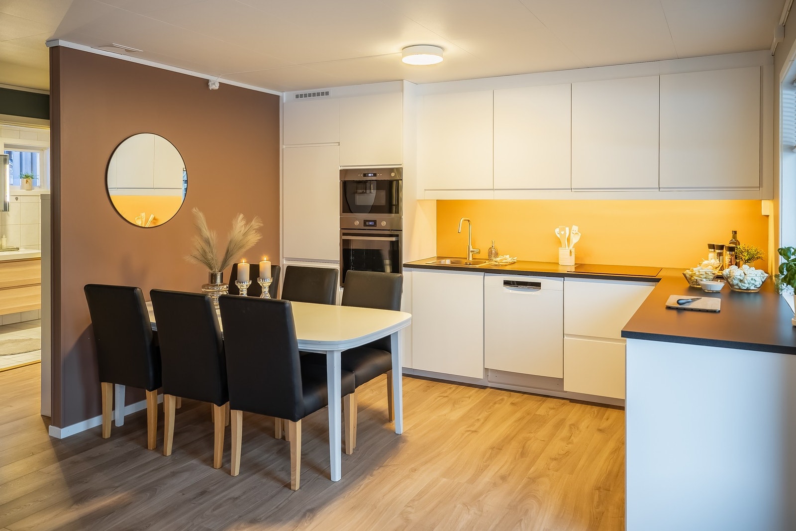 God plass til spisegruppe på kjøkkenet Galleribilde