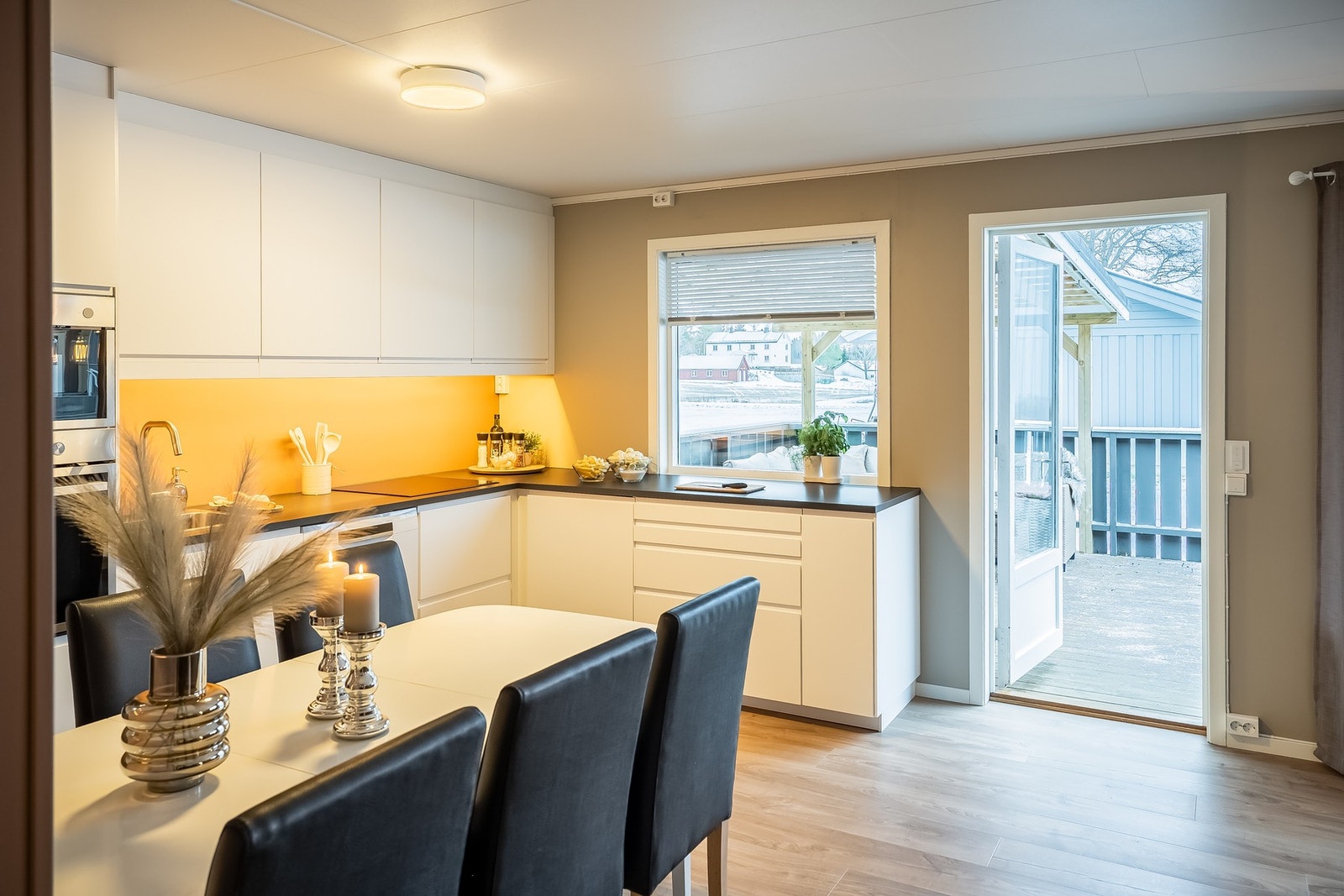 Herfra er det utgang til terrasse Galleribilde