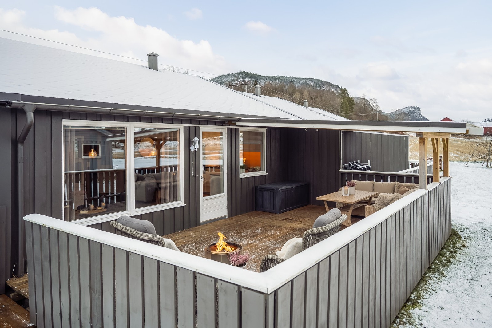 Boligen har en stor, sørvendt terrasse på 29 kvm med god plass til utemøblement Galleribilde