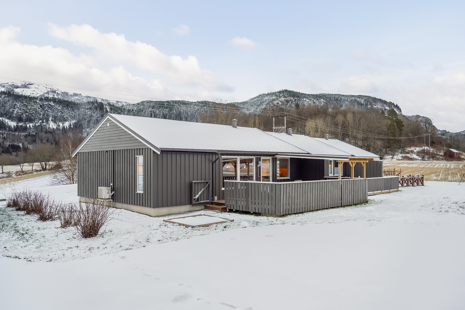 Boligen har en rolig beliggenhet på Skatval, men det er samtidig kort vei til offentlig kommunikasjon, butikker og ellers det man trenger i hverdagen Galleribilde