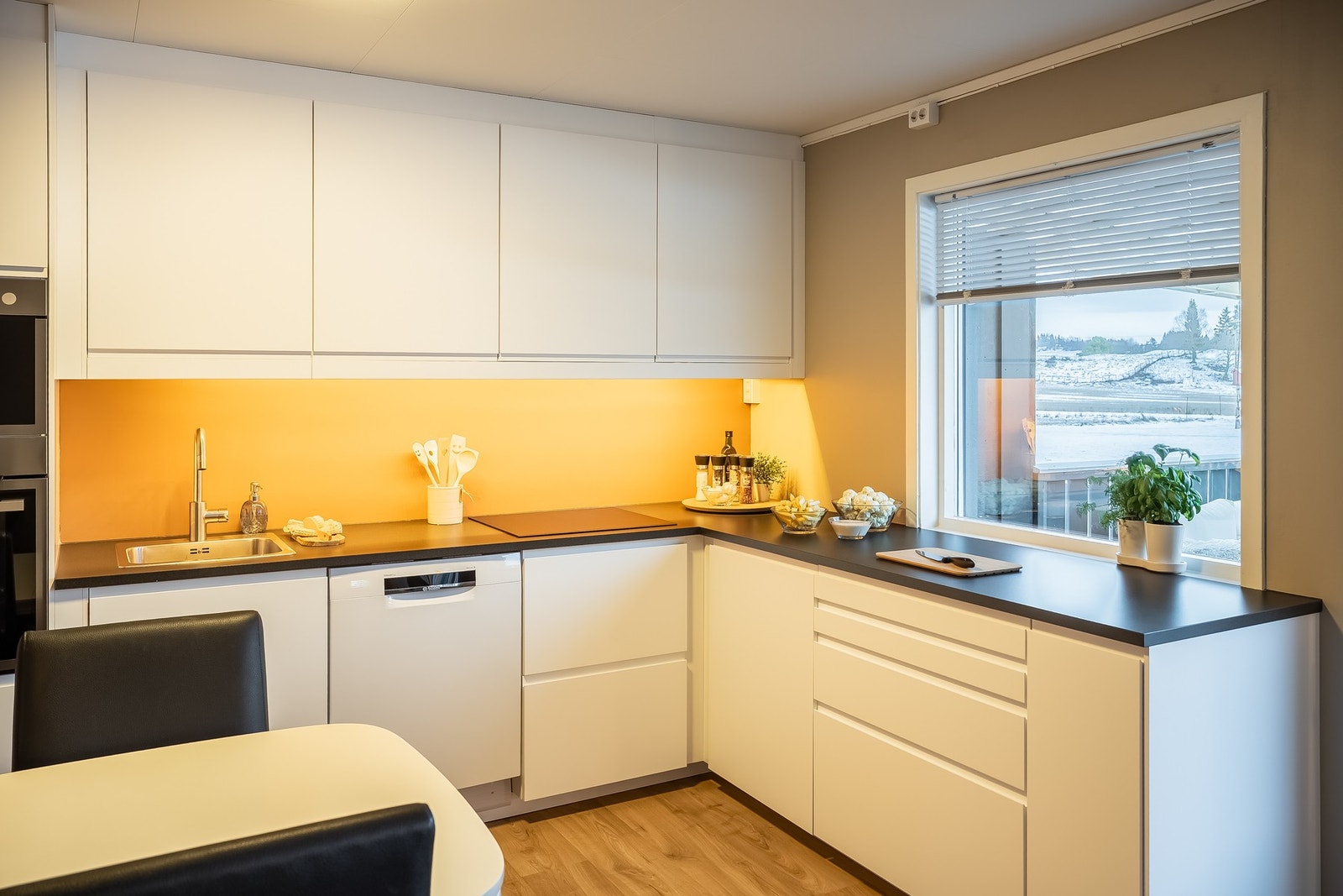 Flott og tidløst kjøkken fra 2024 med store arbeidsflater og godt med lagringsplass Galleribilde