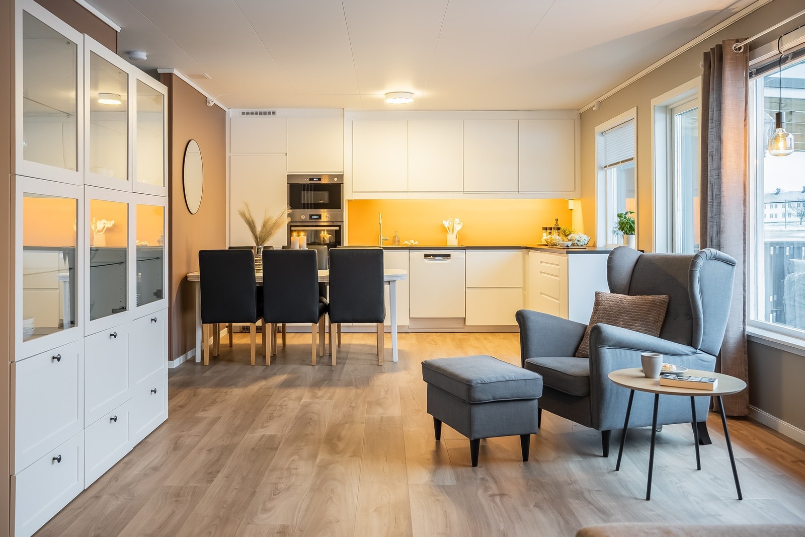 Åpen løsning mot kjøkkenet, og det er god plass til flere sittegrupper Galleribilde