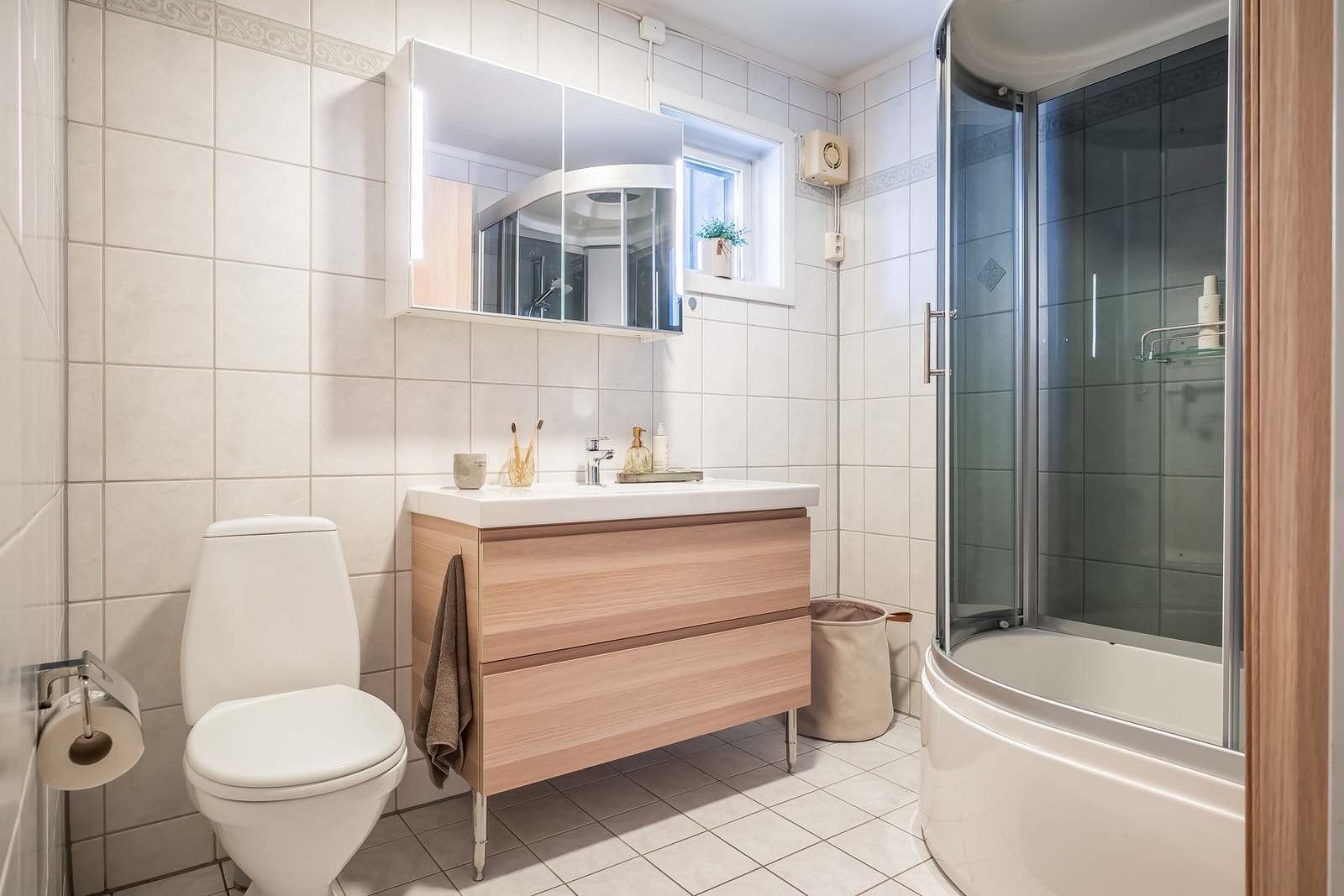 Pent, flislagt bad som ble oppgradert med ny innredning i 2020 og nytt dusjkabinett i 2025 Galleribilde