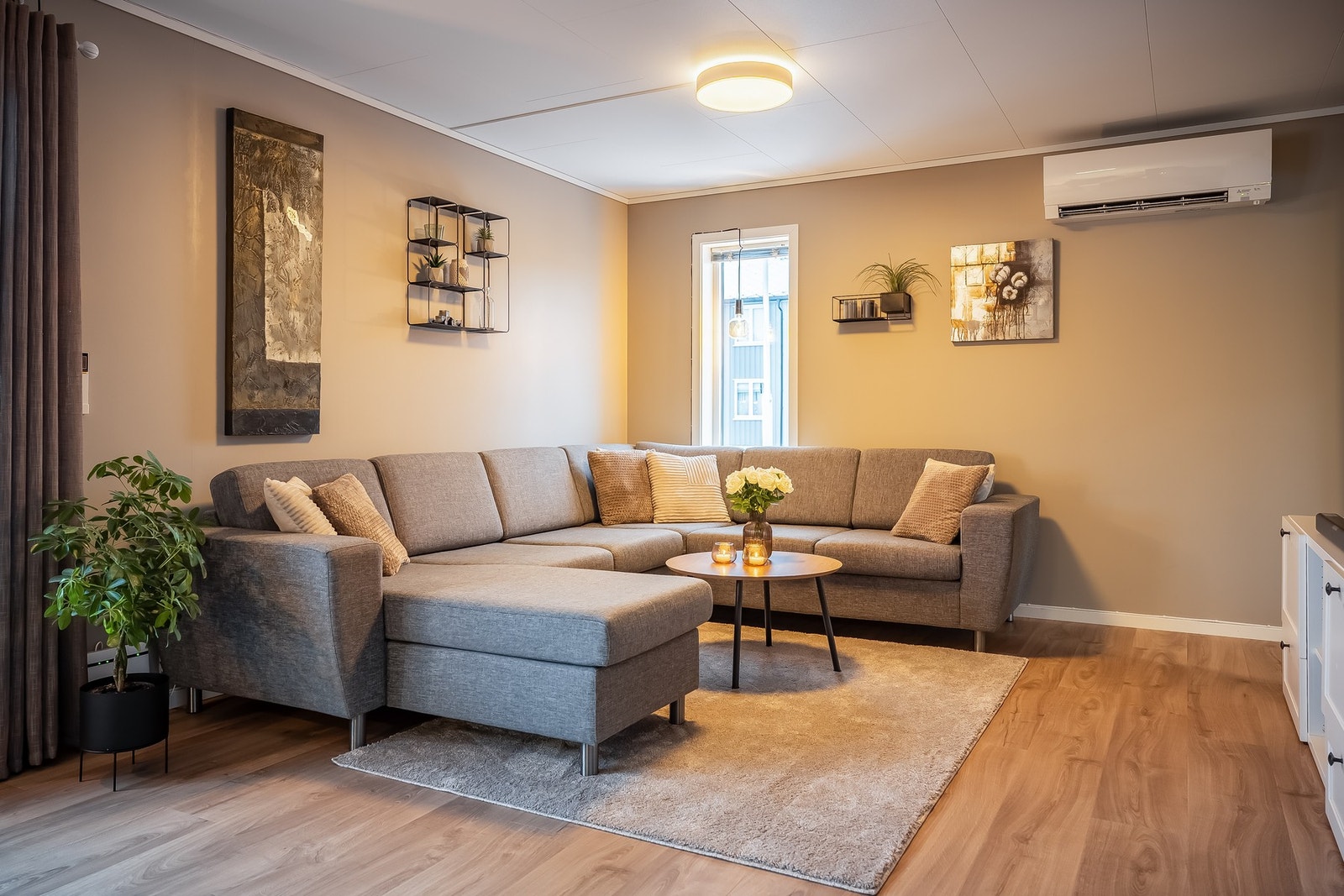 Det er etablert varmepumpe, og det er i tillegg gulvvarme i store deler av boligen Galleribilde