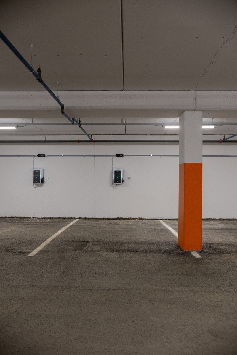 Garasjeplass. Mulighet for El- lader. Kostnader for bruken av el lader til bil betales av leietaker. Galleribilde