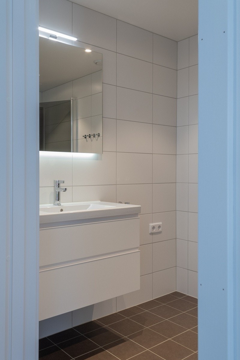 Pent bad med underskap. Speil. Flis på gulv. Elektrisk oppvarming via varme i gulv på bad. Galleribilde