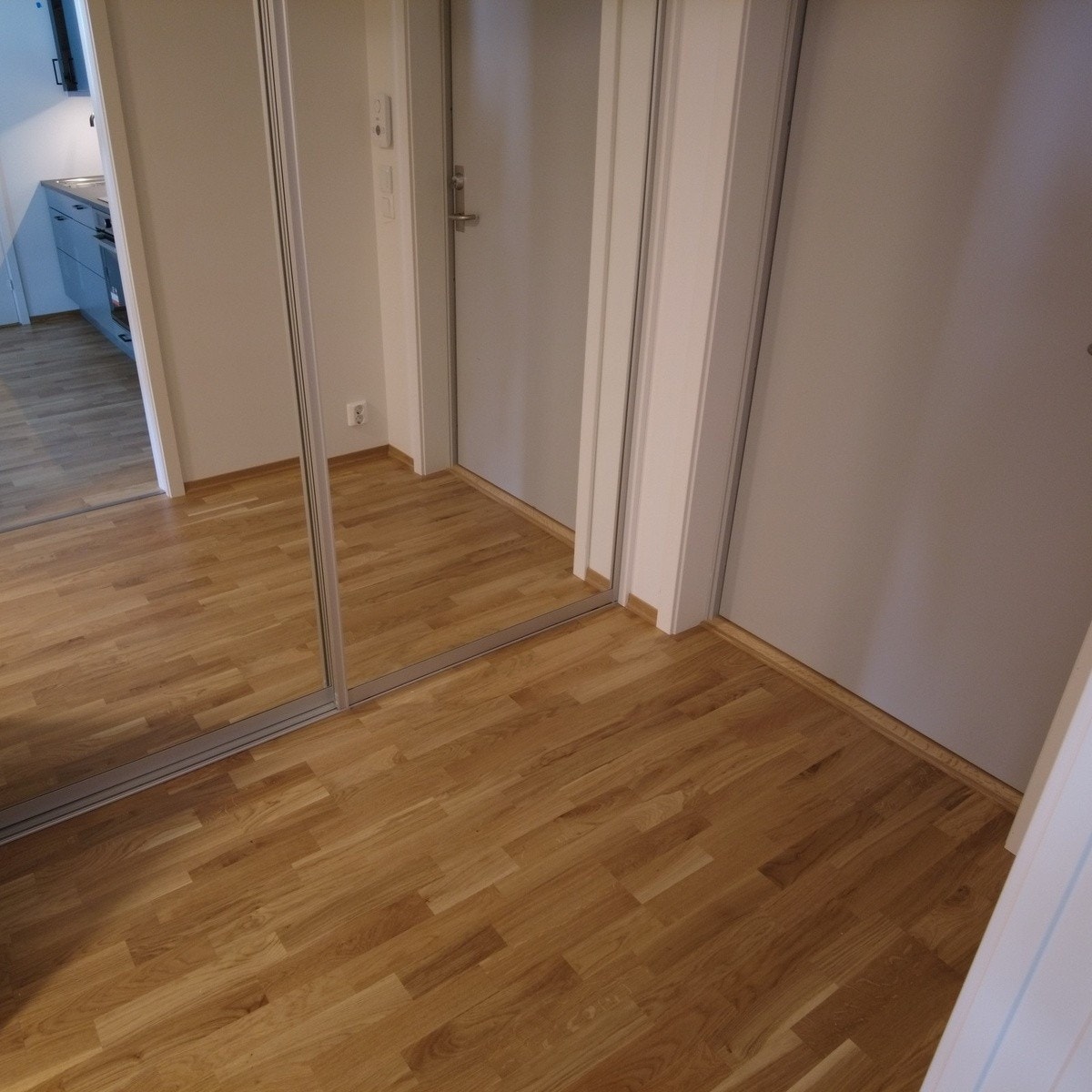 Garderobe med skyvedør. Galleribilde