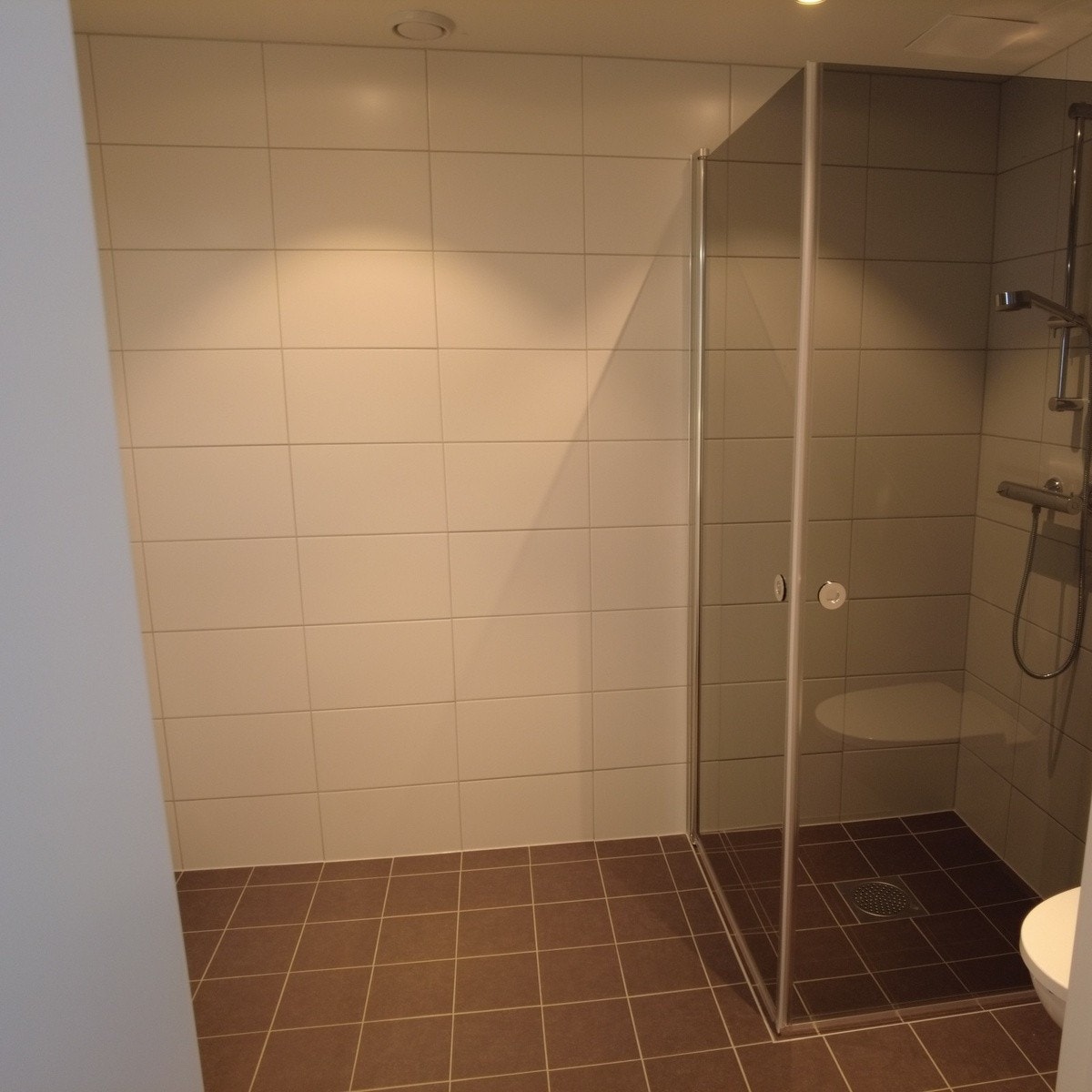 Flislagt bad med fliser på gulv. Galleribilde