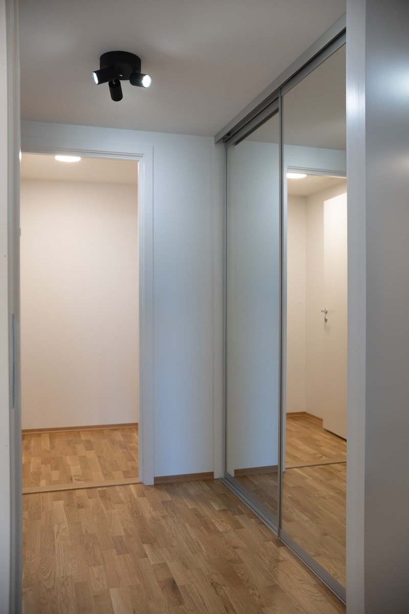 Yttergang. Garderobe med skyvedør. Galleribilde