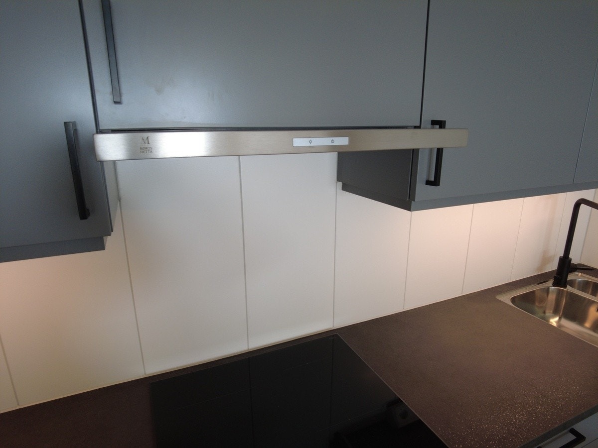 Kjøkkeninnredning. Kjøkkenhette er tilknyttet egen avtrekkskanal. Galleribilde