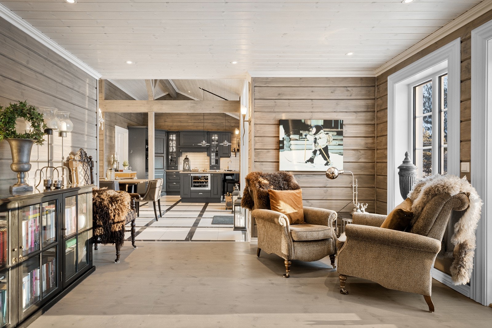 Stue inn mot spisestue og kjøkken Galleribilde