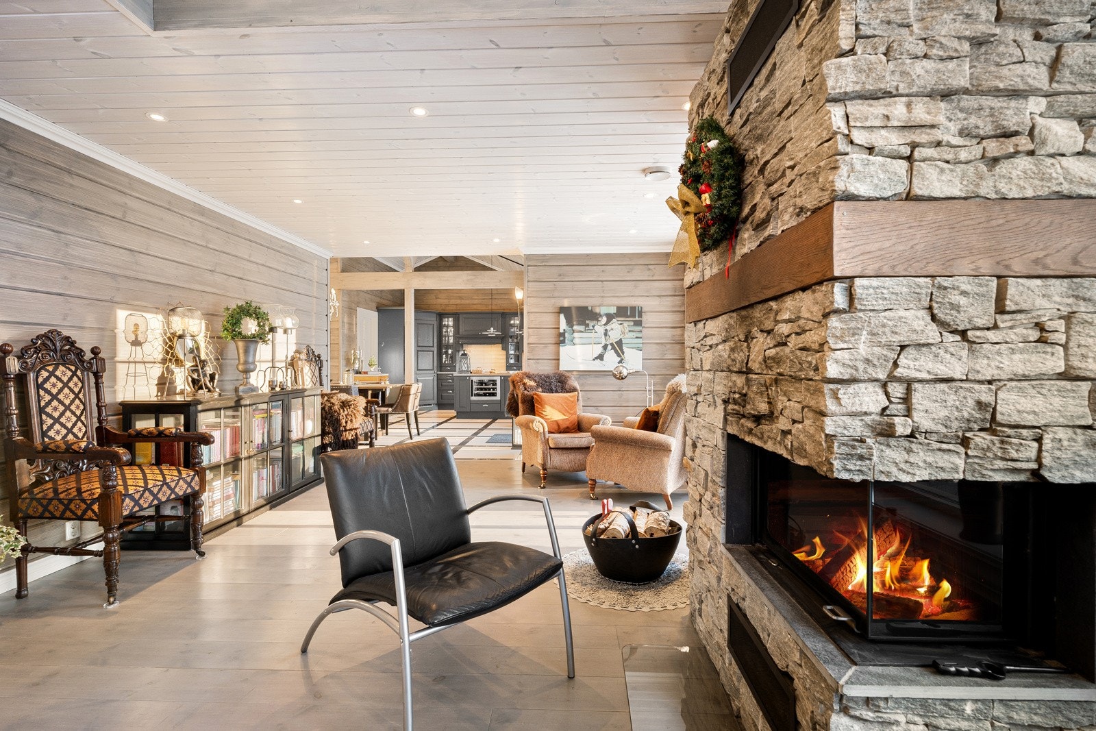 Stue med peisinnsats Galleribilde