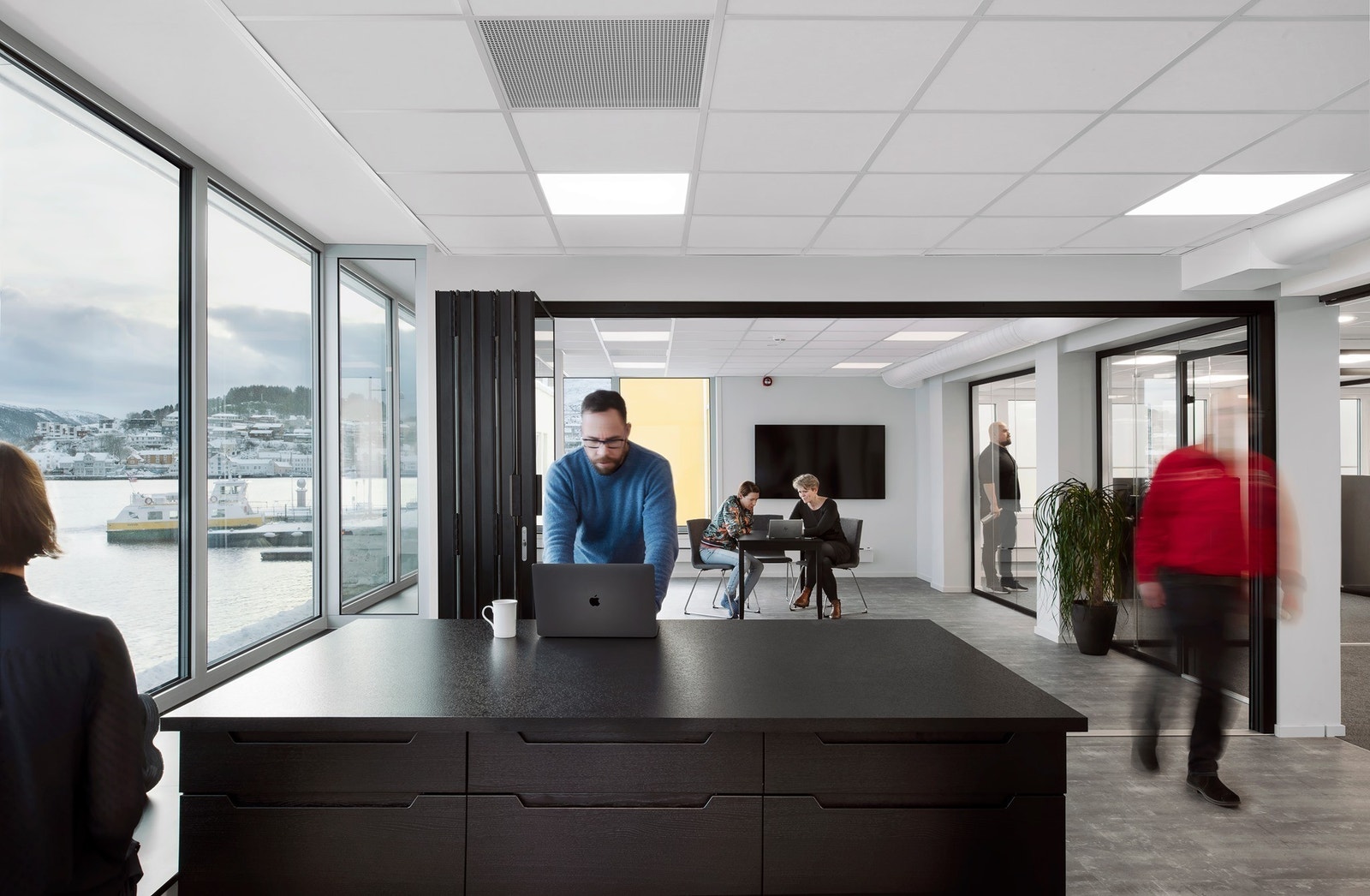 Fleksible kantine- og møterom. Rommet kan brukes som ett stort møterom eller deles inn i to soner med en lydtett glassvegg. Galleribilde