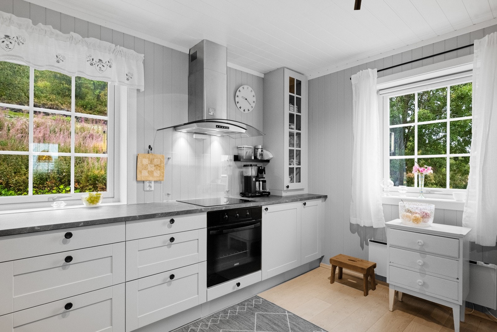 Kjøkkenets plassering gjør det til et naturlig samlingspunkt for både hverdagsliv og sosiale anledninger.. Galleribilde