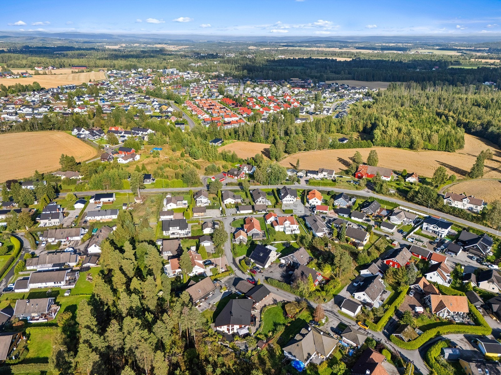 Eiendommen er beliggende på boligfelt mellom Jessheim og Algarheim. Boligen befinner seg ca. 3 km øst for Jessheim sentrum med alle fasiliteter. Galleribilde