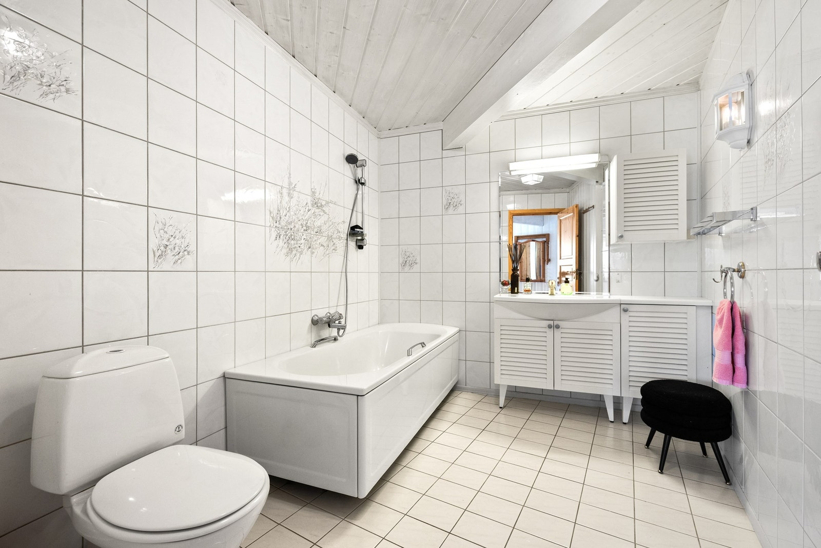 Bad 1 i 1.etg. med inngang fra soverom Galleribilde