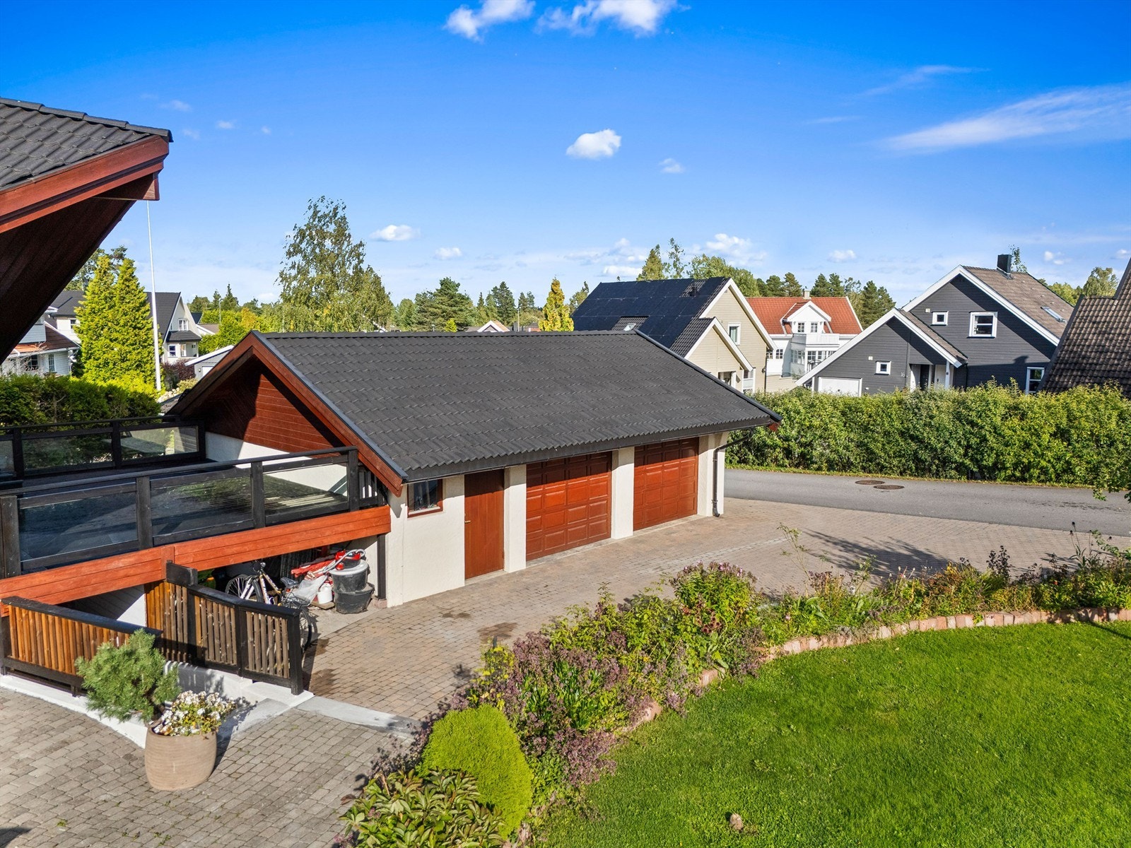 Dobbelgarasje og romslig gårdsplass Galleribilde