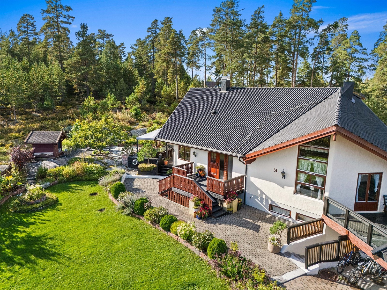 Eiendommen grenser til friarealer og har en romslig og solrik tomt - perfekt for familie og fritid Galleribilde