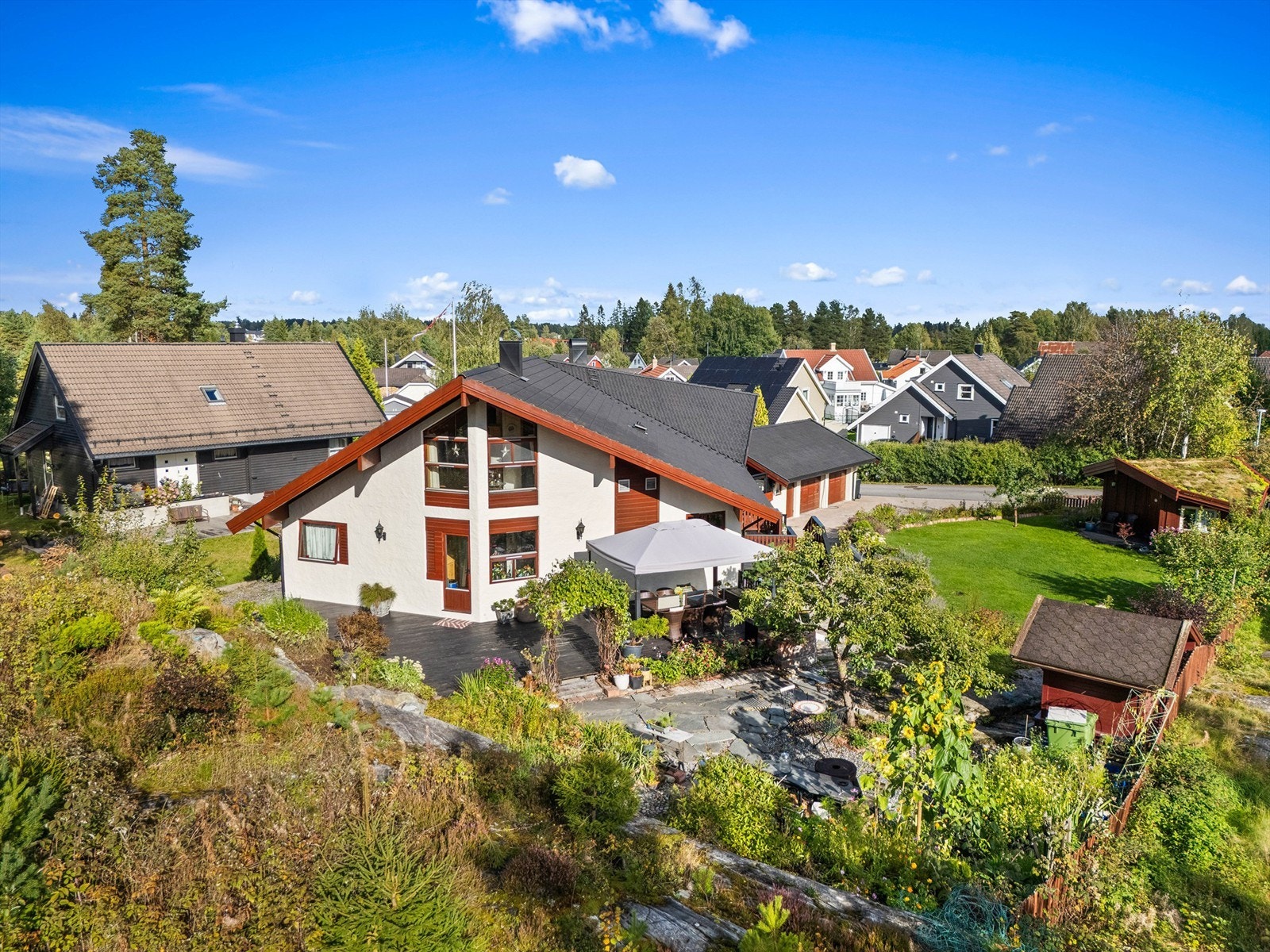 Arkitekttegnet enebolig med flott fasade og generøse uteområder Galleribilde