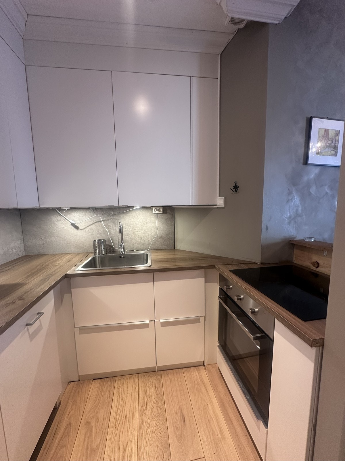 Kjøkken - Hvite slette fronter- Hvitevarer er integrert Galleribilde