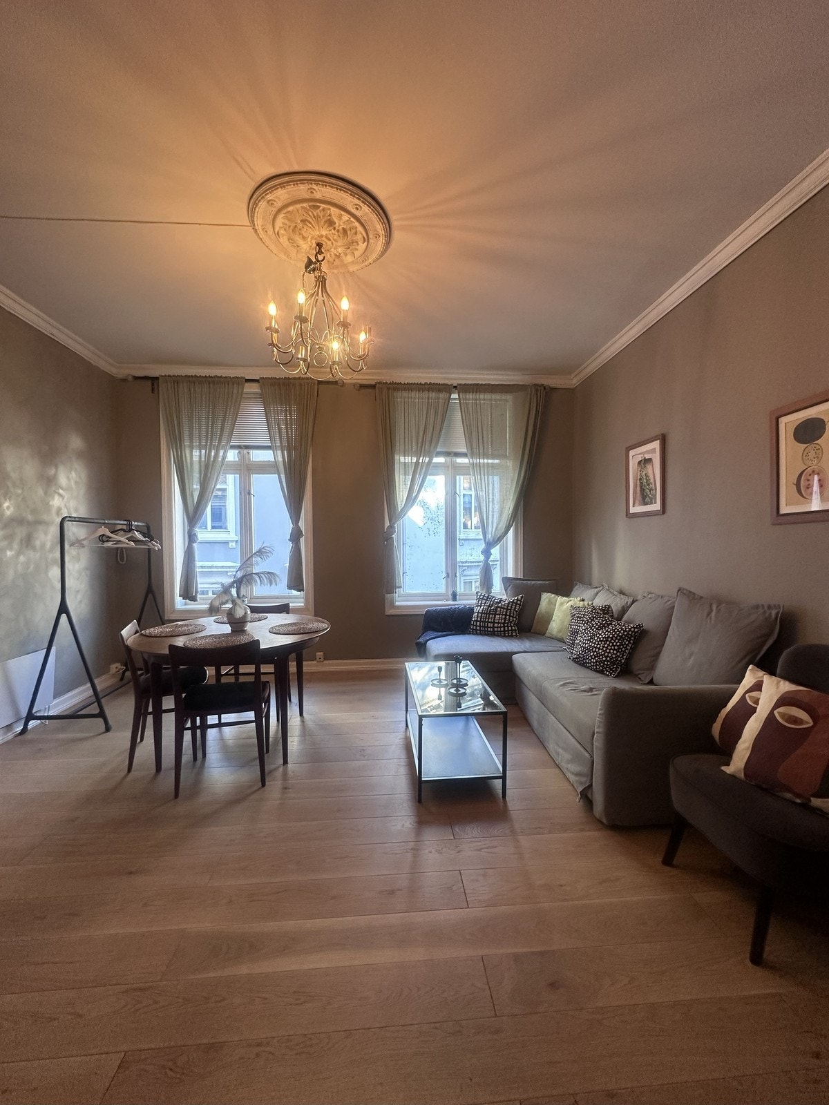 Stuen er lys og romslig Galleribilde