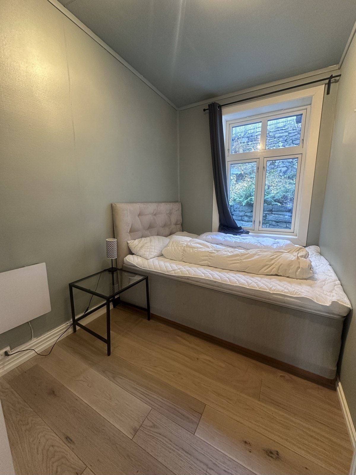 Leiligheten har et soverom og et disponibelt rom - Møblert med seng Galleribilde