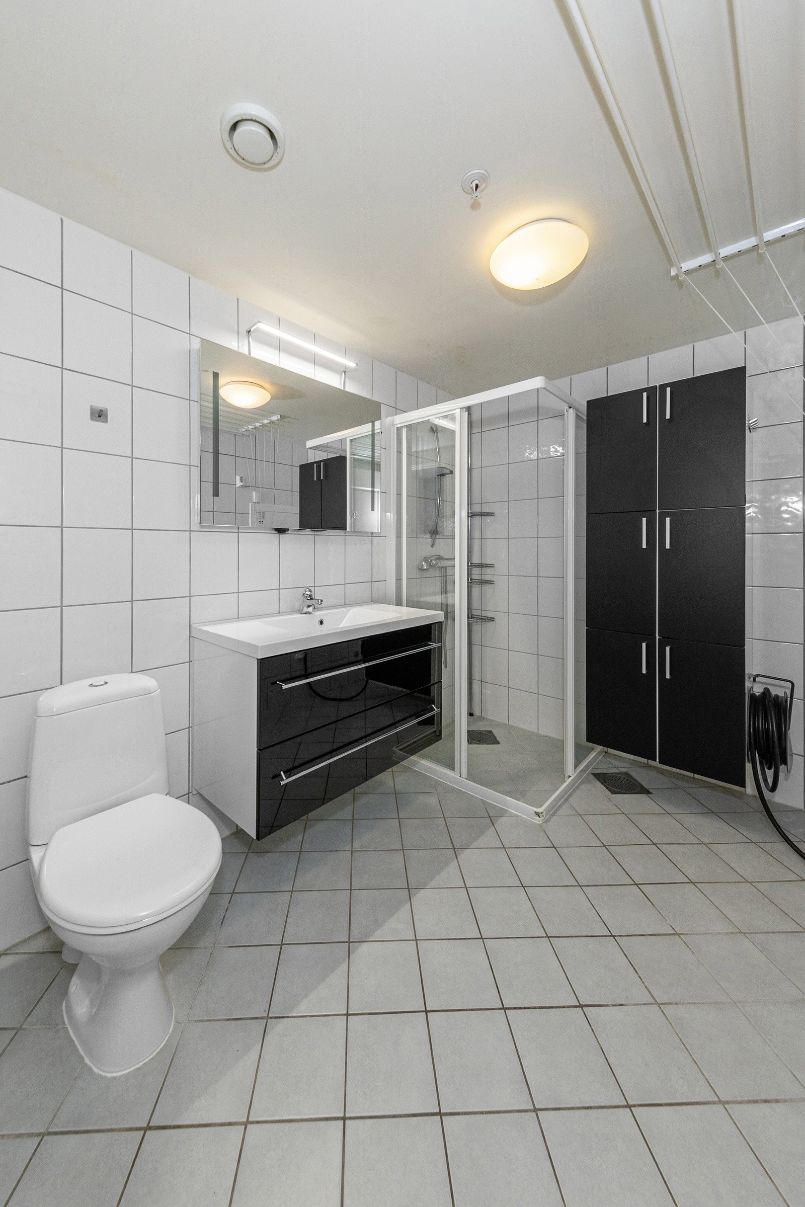 Bad er flislagt med dusjhjørne Galleribilde