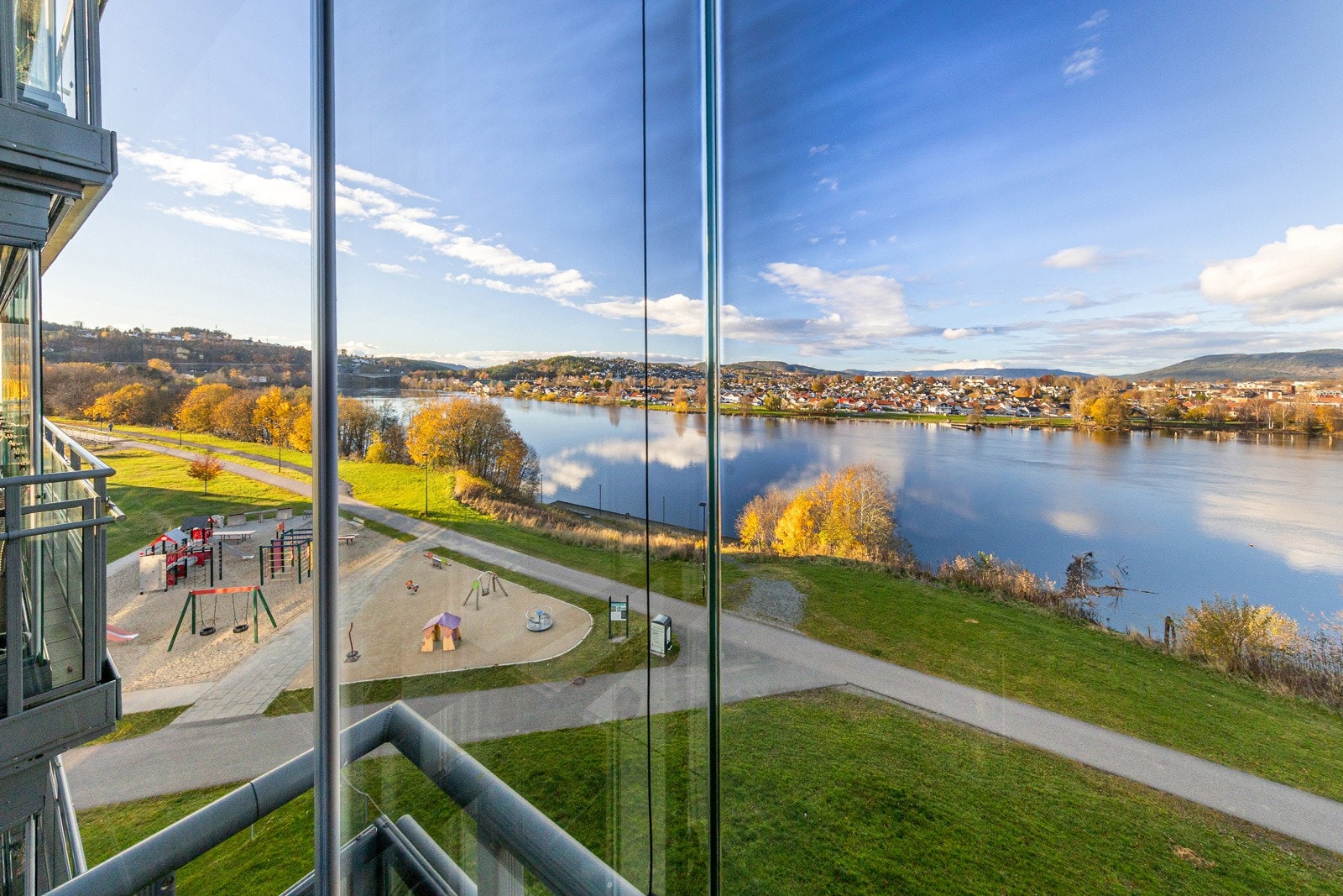 Utsikt fra innglassed balkong Galleribilde