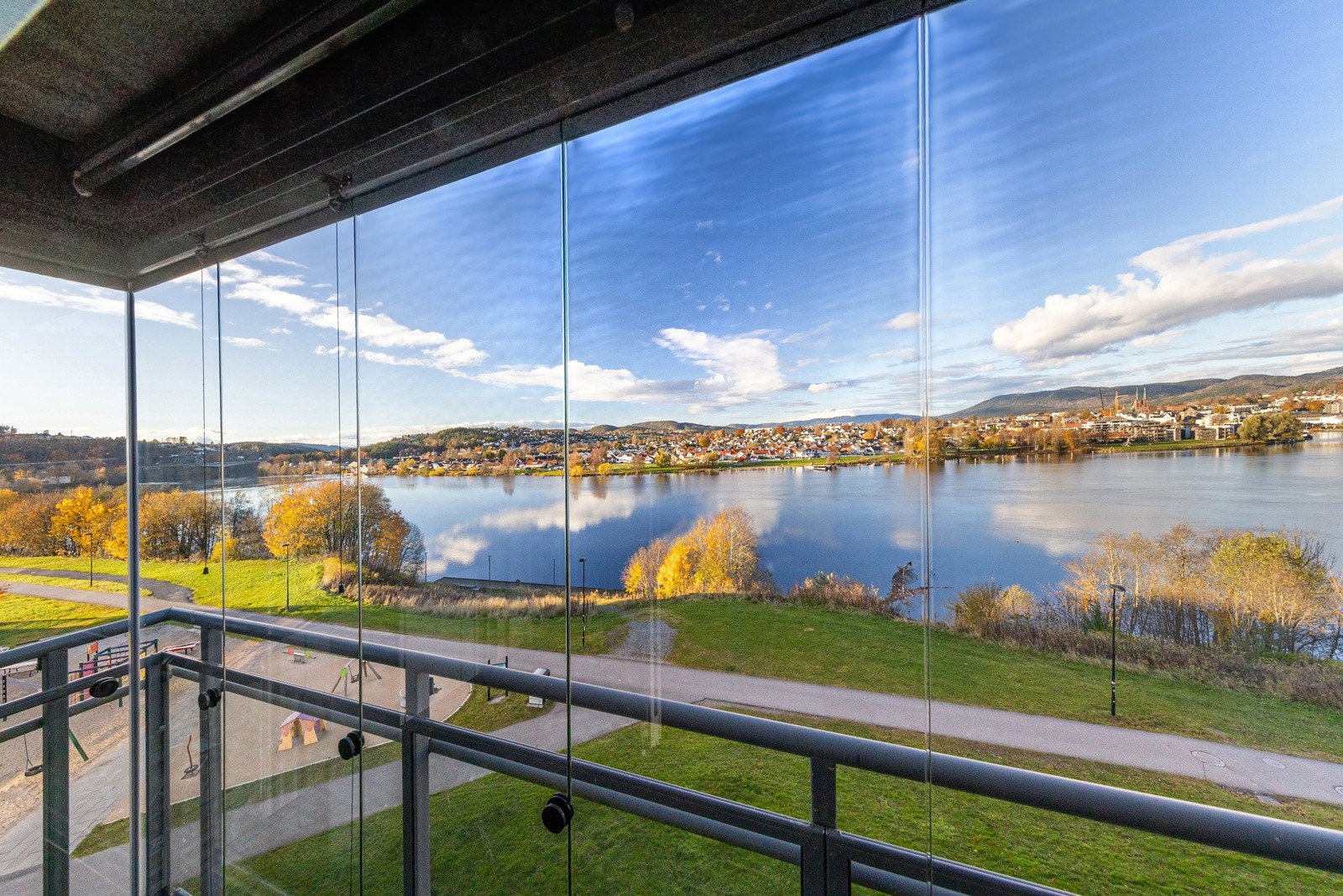 Deilig å nyte den frie utsikten fra den innglassede balkongen Galleribilde