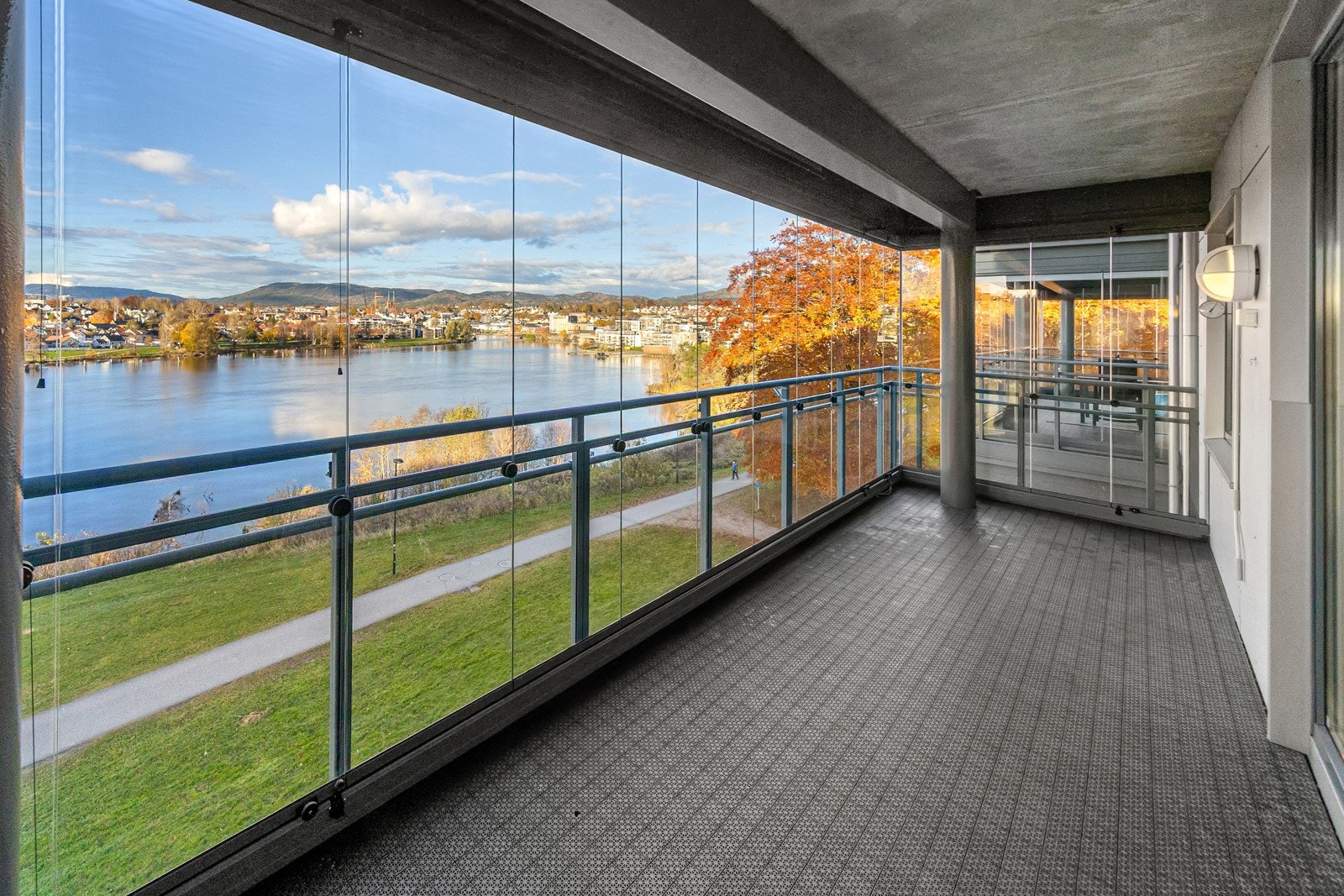 Romslig på balkongen med fin utsikt til Hjellevannet og mot Skien sentrum Galleribilde