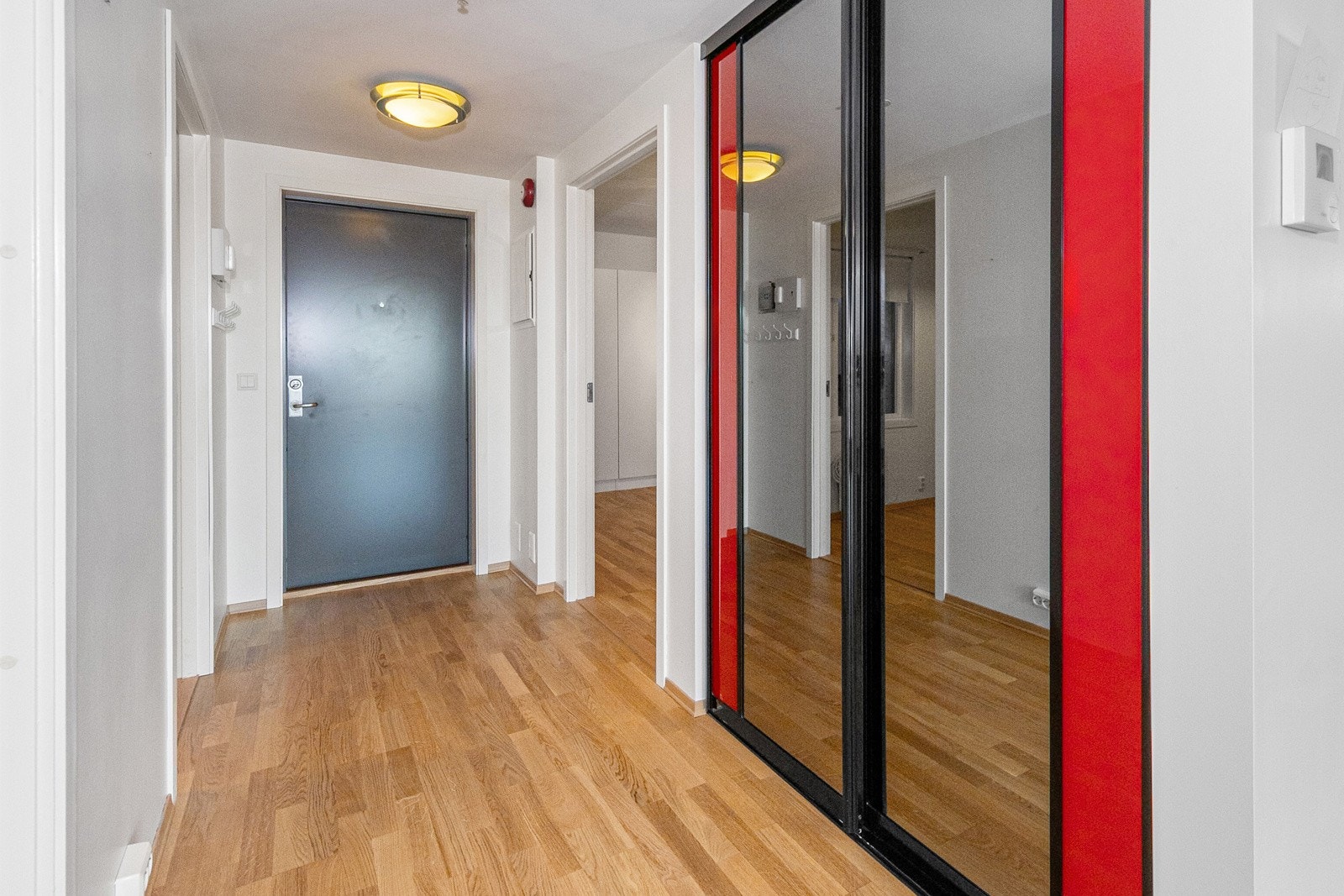 Gang med skyvedørsgarderobe Galleribilde