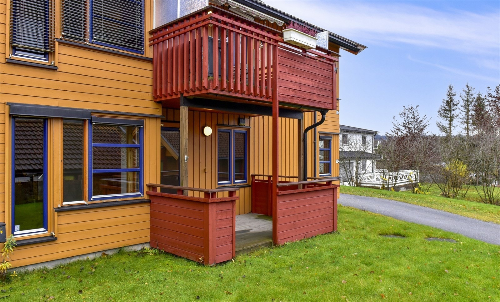 Leiligheten ligger lettvint til med inngang og uteplass på bakkeplan. Galleribilde