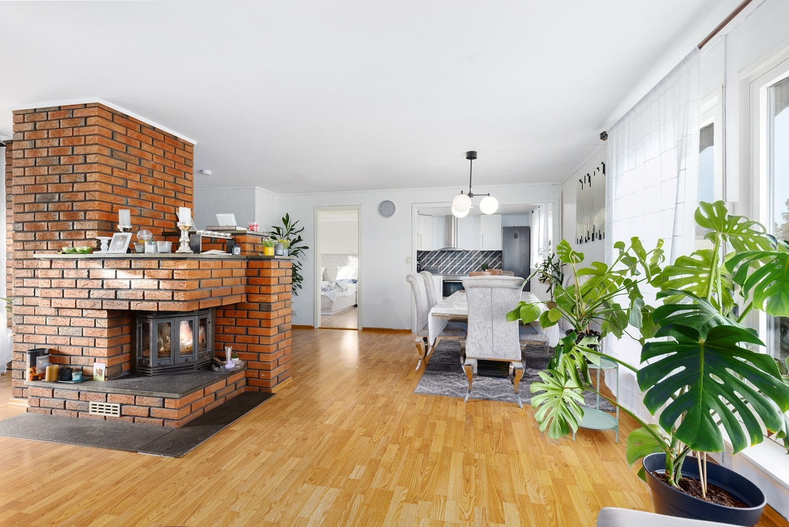 Sentralt i stua er det en stemningsfull peis med peisinnsats for god varme på kjølige dager. Galleribilde