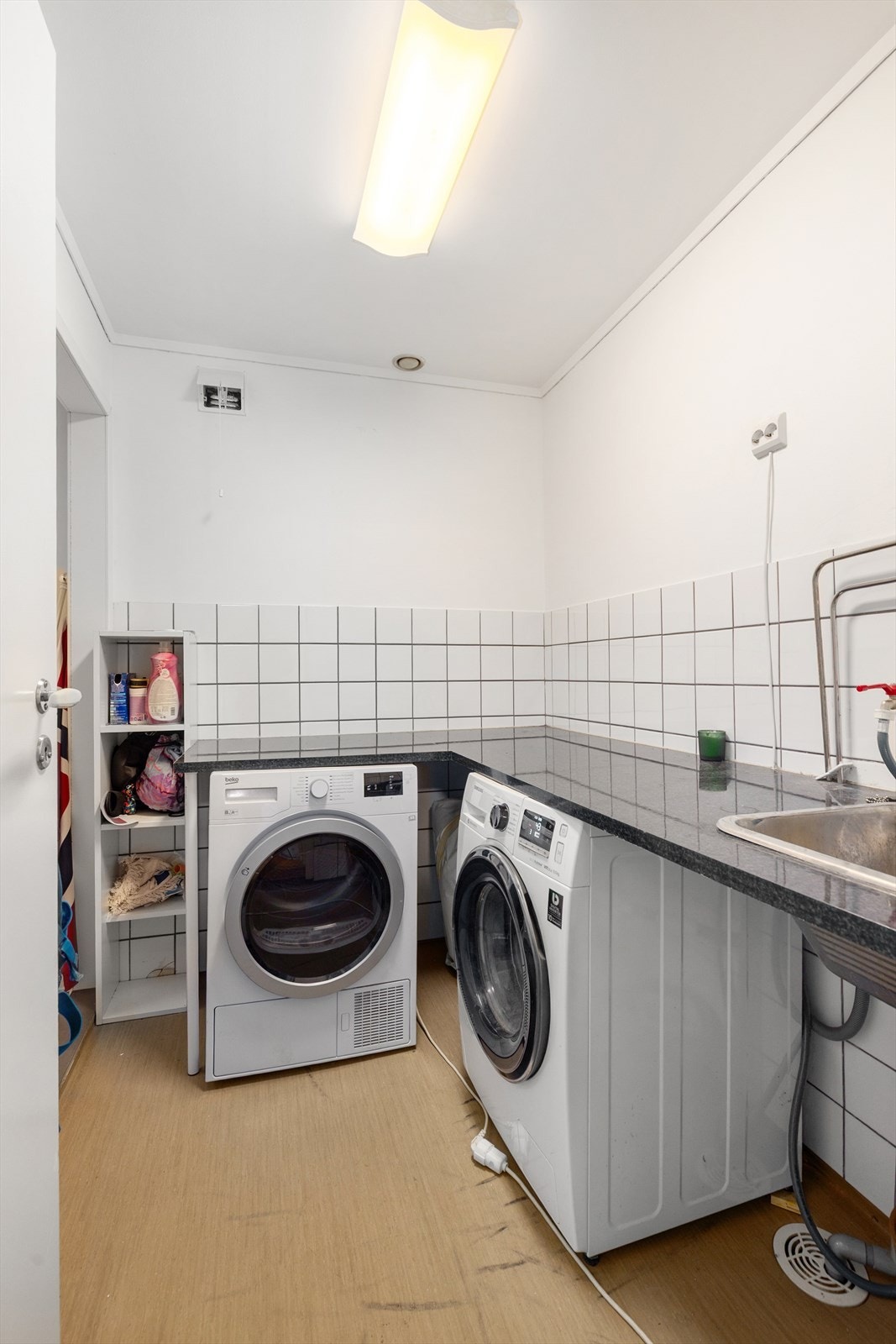 Boligen har et praktisk innredet vaskerom hvor det er satt inn benkeplater for enkel håndtering av klesvasken. Her er det nedfelt vaskekum av nyere dato, og hvitevarer som får fin plass under benken. Galleribilde