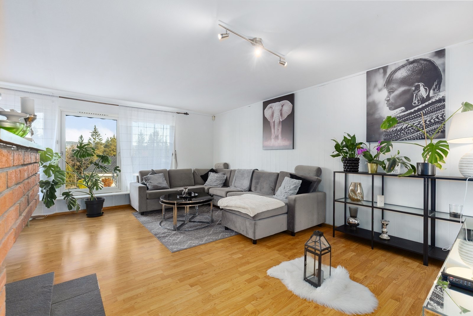 Boligen har en koselig vinkelstue med plass til sofagruppe, spisestue og annen mindre møblering. Galleribilde