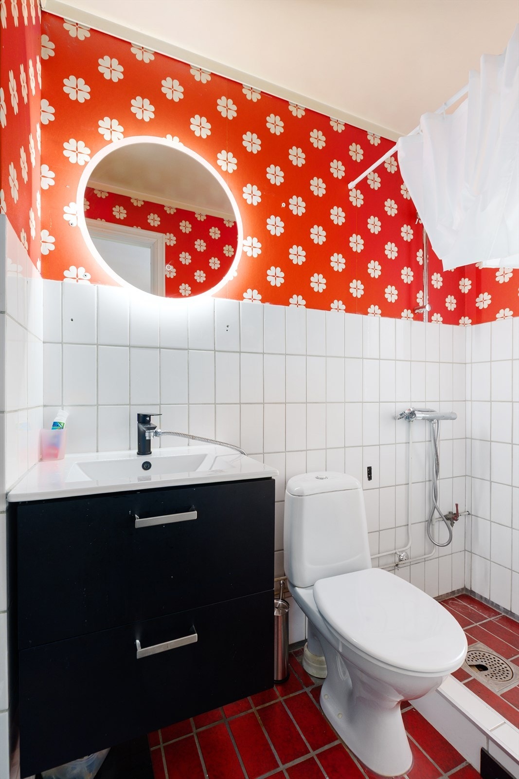 Badet i hovedetasjen tilliggende hovedsoverommet er av eldre dato, og har flislagt gulv med varmekabler. Galleribilde