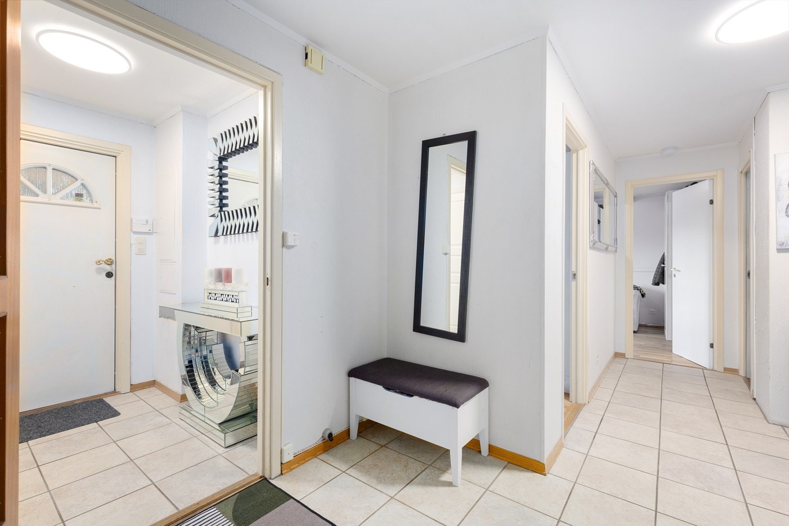 Boligen har lyse og romslige gangarealer med flislagt gulv og varmekabler. Galleribilde