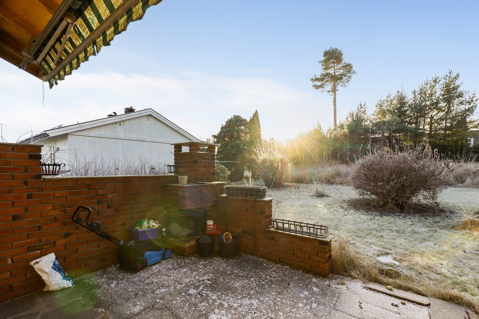 Den lune uteplassen ligger solrikt til mot sydvest, med oppmurte levegger og stemningsfull utepeis. Galleribilde