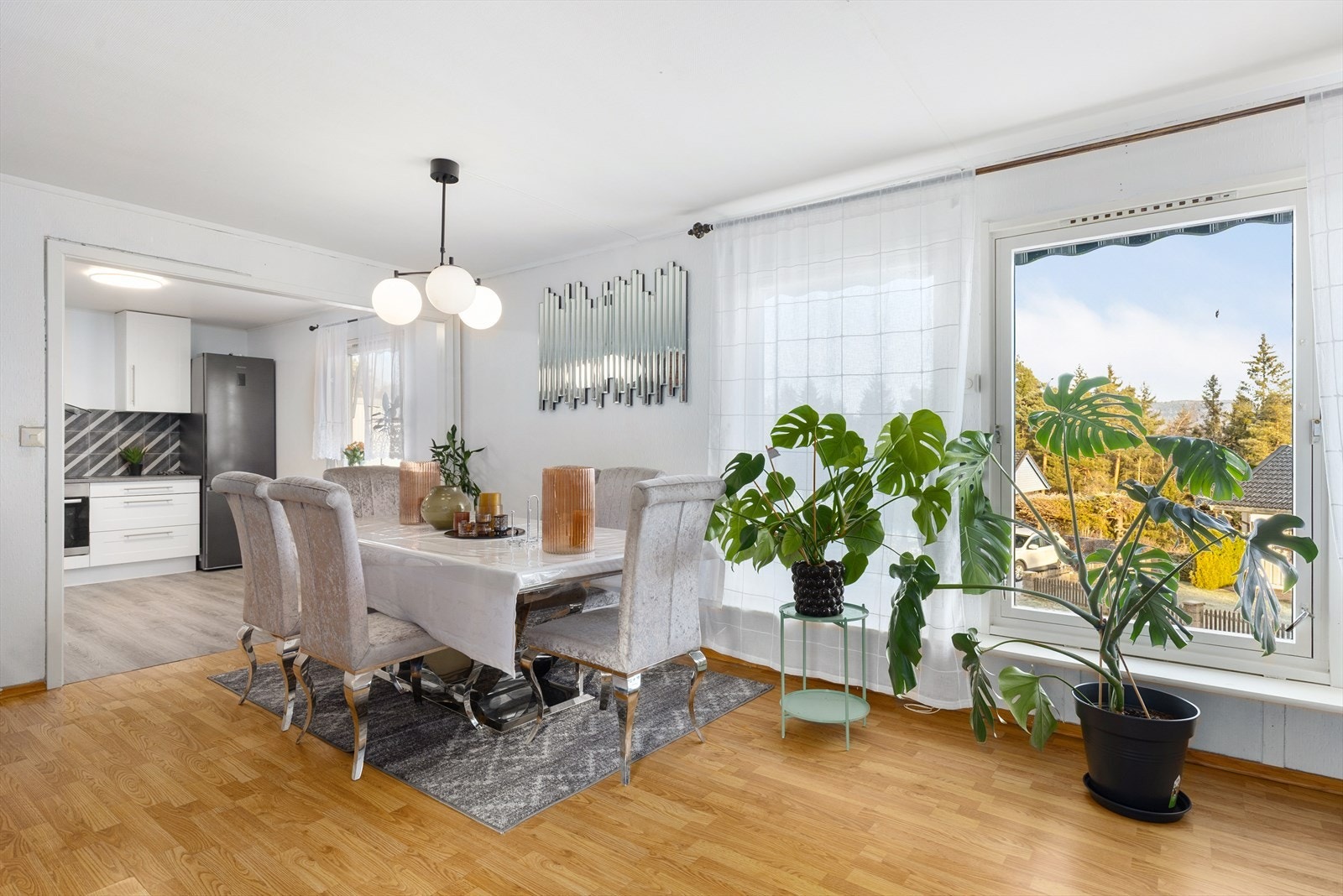 Inntil kjøkkenet er det plass til en stor spisegruppe hvor familien kan samles til gode måltider. Galleribilde