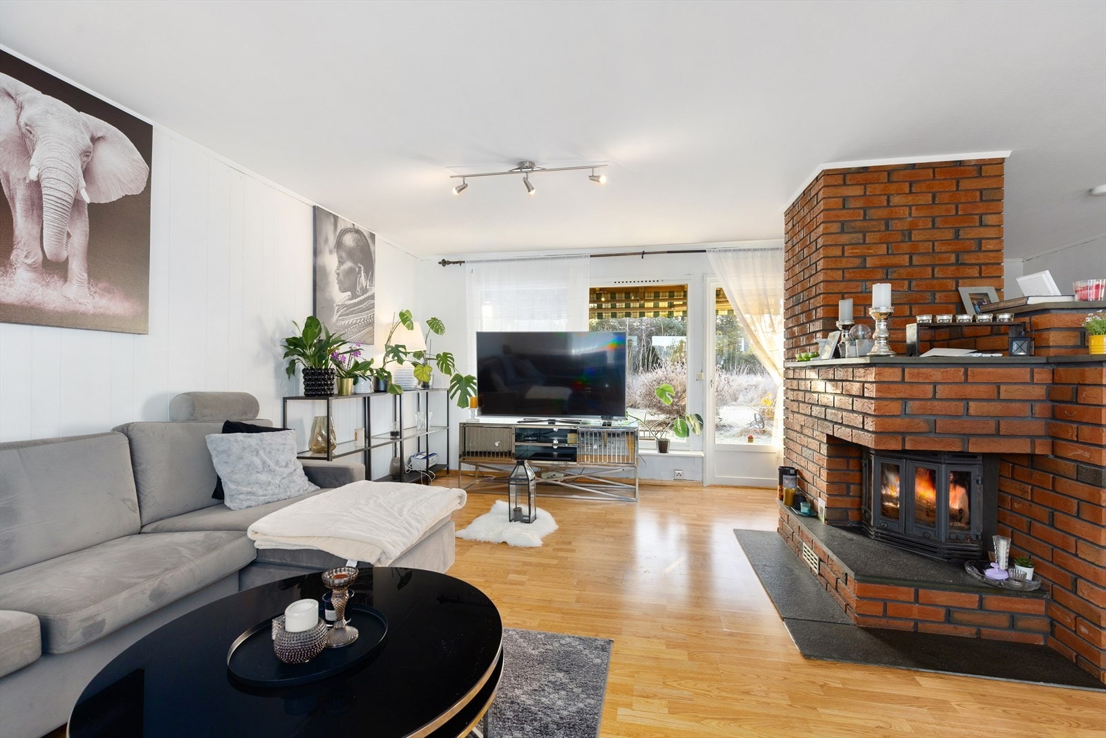 Stua er gjennomgående, med store vindusflater både mot sydvest og nordøst for godt lysinnslipp. Utgang til solrik hage og uteplass hvor det også er opparbeidet en utepeis. Galleribilde