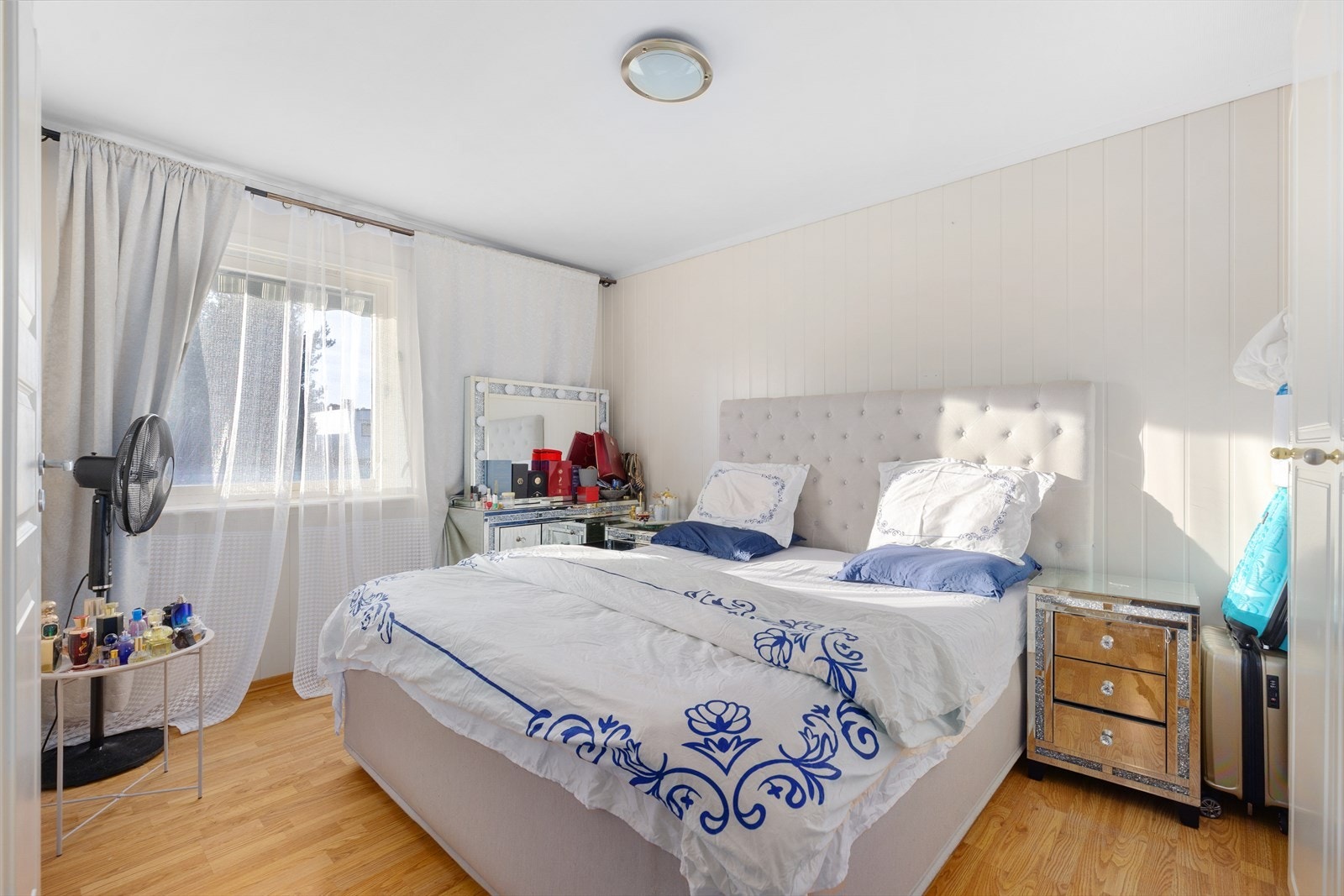 Hovedsoverommet ligger i hovedetasjen og har tilliggende baderom. Soverommet har god plass til dobbeltseng og nattbord, og her er det også garderobeskap. Soverommet i denne etasjen er sydvendt. Galleribilde