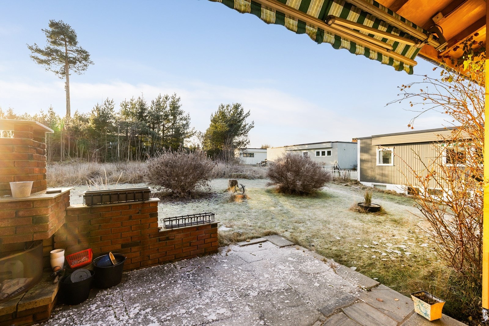 Usjenert hage og terrasse som grenser til friområde! Galleribilde