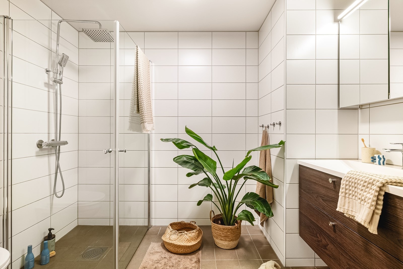 Delikat og romslig bad med vannbåren gulvvarme. Galleribilde